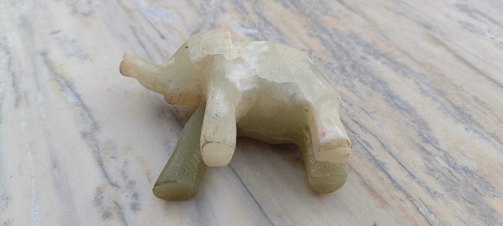 Фигурка на слон от мраморен оникс