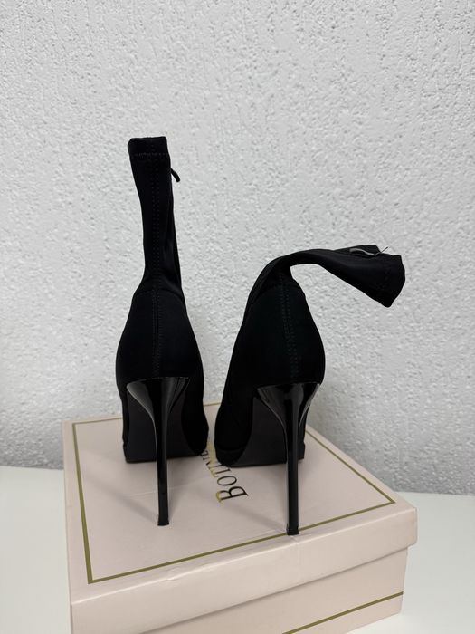 Черни боти на ток