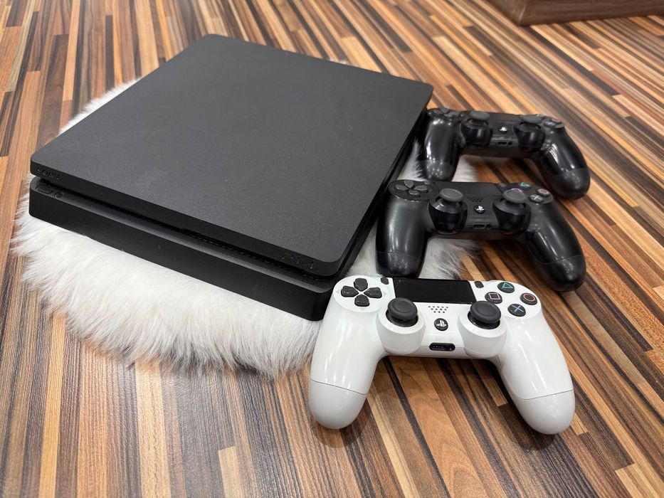 PS4 Slim 1TB + 3 оригинални контролера + 4 игри – Отлично състояние!