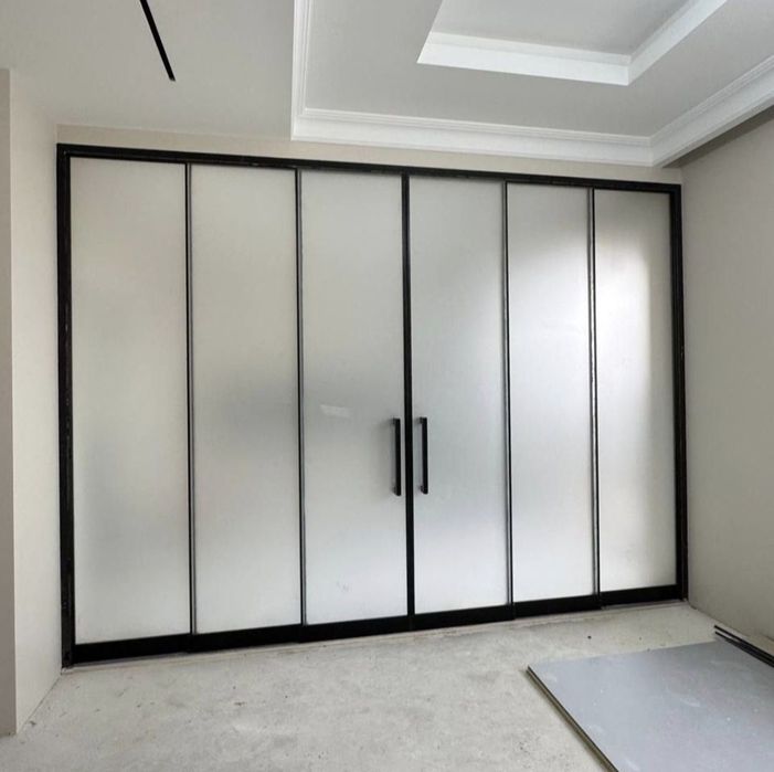 Стеклянные раздвижные перегородки в стиле лофт...