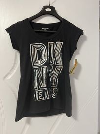 Тениска на DKNY.