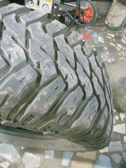 С Америки Шина 305/70/16одиночка,можно на запаску и гудрич 255/85/