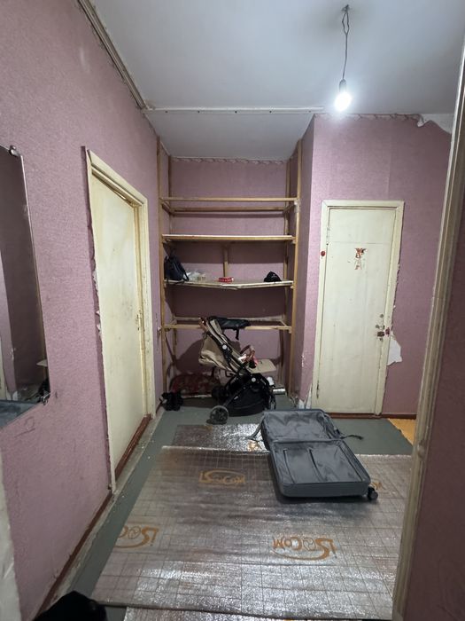 Срочно прадается 2/х ком квартира 10/мек район карвон базар без ремонт