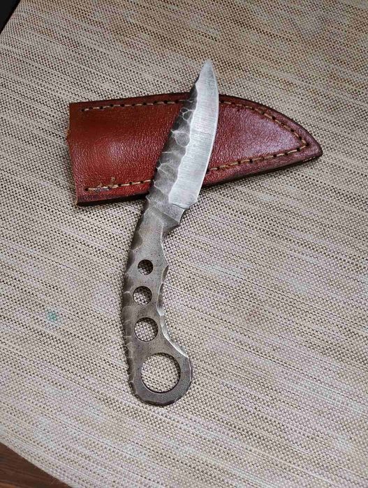 Продавам закален кован Нож с кания