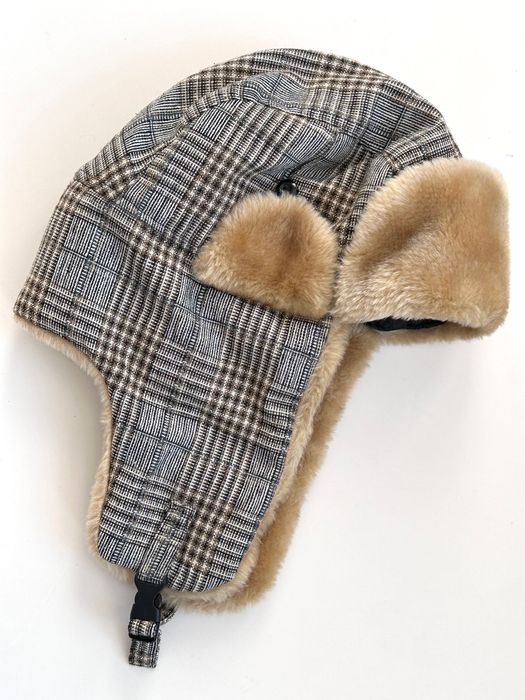 Интересна и кокетна зимна дамска шапка Laura Marconi