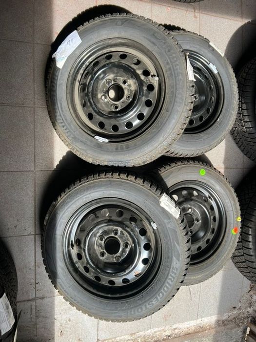 vând set jante tablă Hyundai I30 pe 15” cu anvelope noi de iarnă