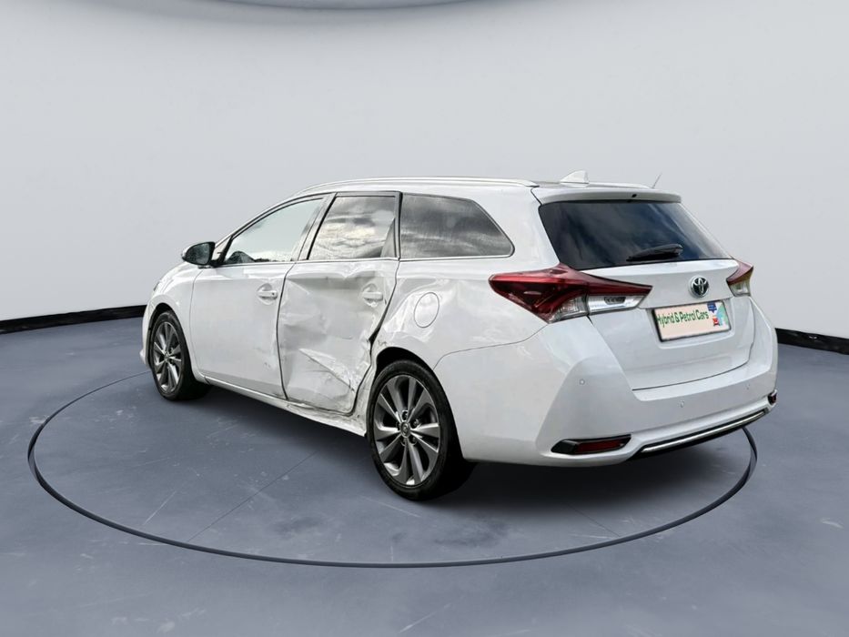 Vand Toyota Auris 1.8 Hybrid usor avariata