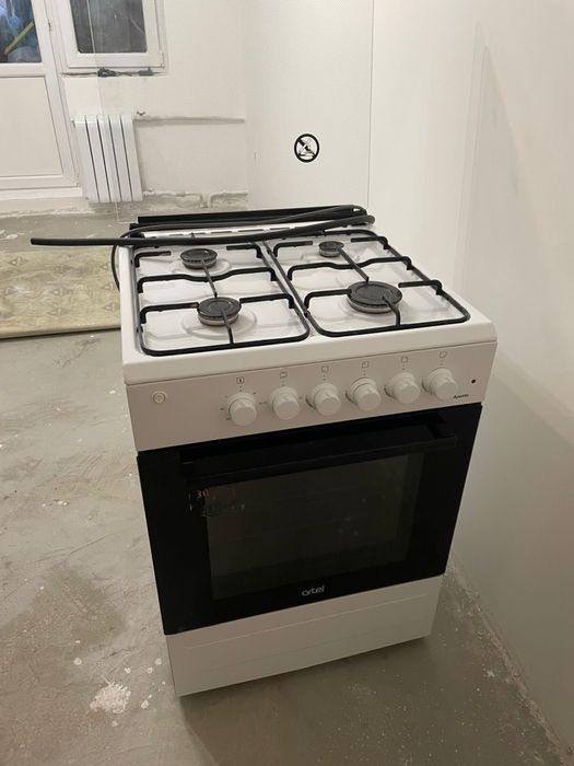 газовая плита - чистейшая, все есть внутри - 2 поддона