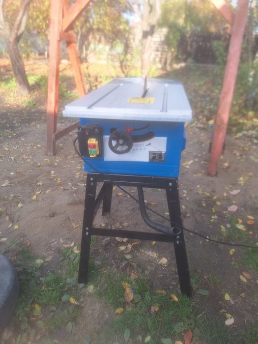 Circular cu masă pentru lemne