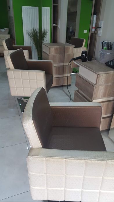 Caut coafeza la un salon de coafura