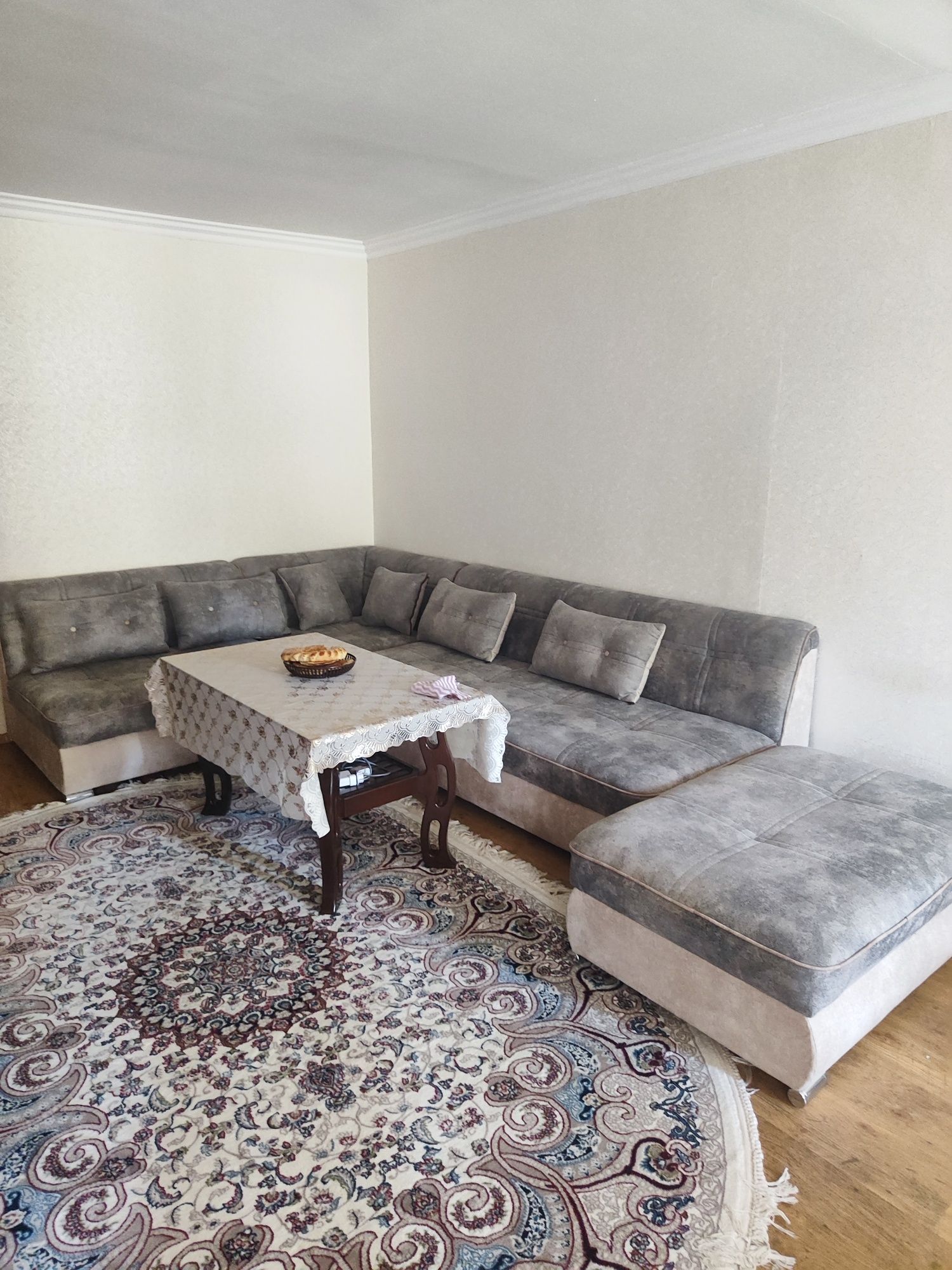 Yangi holatdagi divan va stol sotiladi