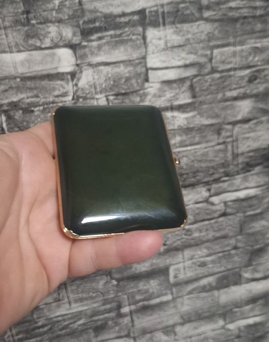 Propun spre vanzare o superba tabachera din Jad Nephrite si aur de 14k