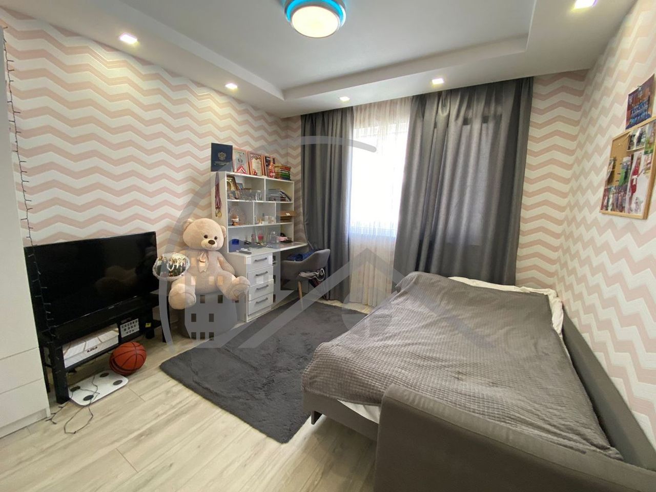 Продава се Тристаен апартамент в Варна, Бриз - 100 кв.м за 2550 €/кв.м - Снимка #3