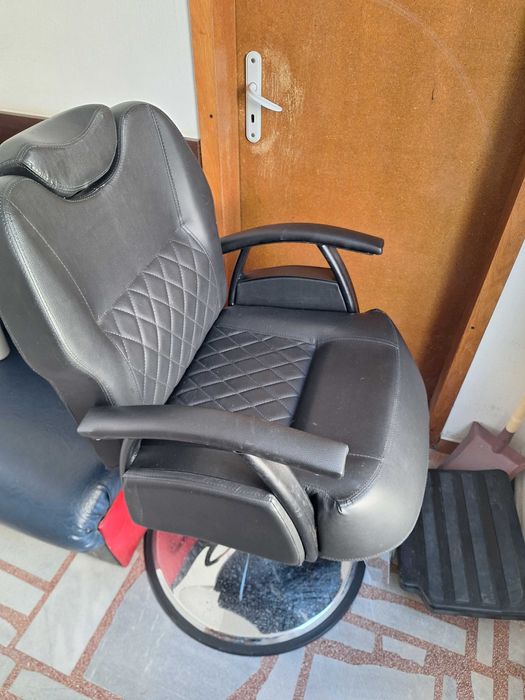 Бръснарски стол използван много запазен без драскотина