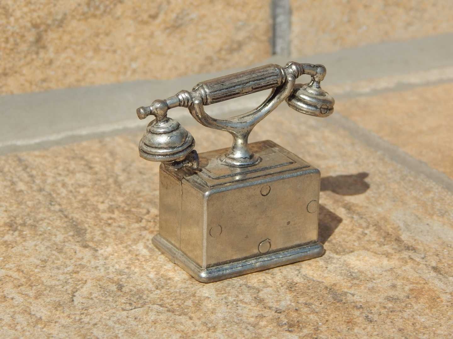 Statueta metalica telefon de epoca marime mica