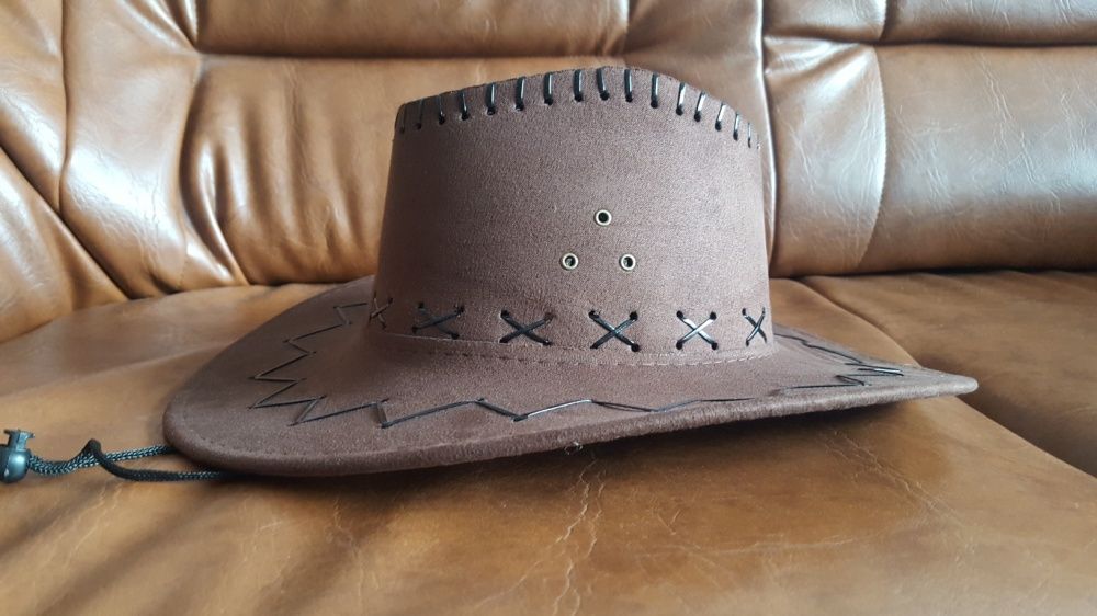 Pălărie nouă maro, tip cowboi.