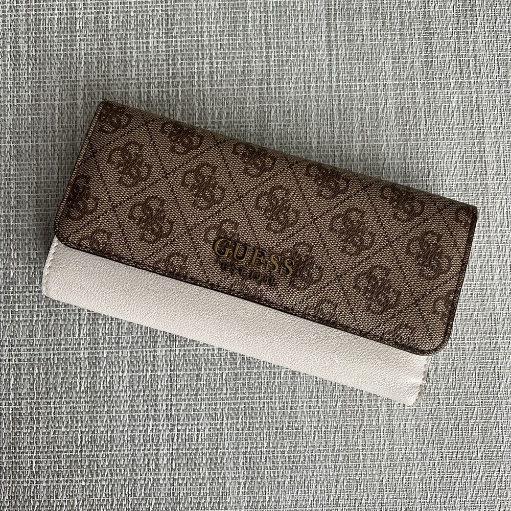 Дамско портмоне GUESS в отлично състояние, отигинално