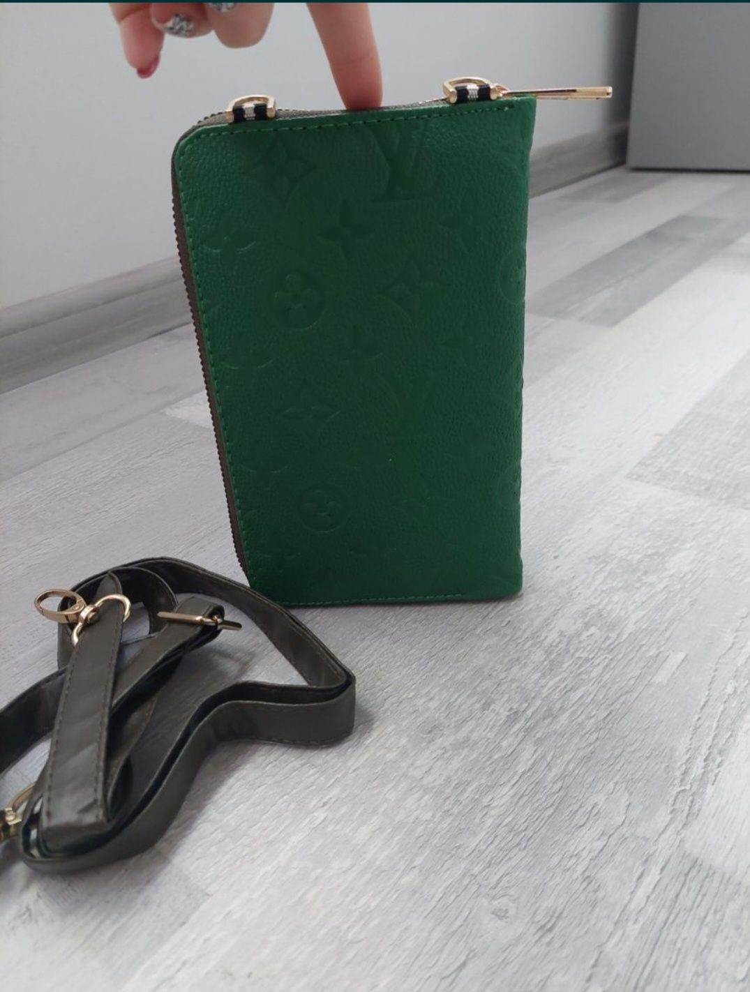 Чанта - портмоне Louis Vuitton
Yves Saint Laurent -