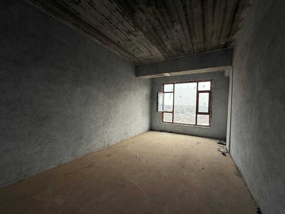 ПРОДАЁТСЯ 2х комнатная квартира в состоянии коробки в центре города