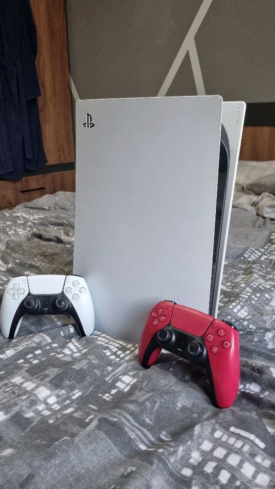 Продава се СПЕШНО!!! Playstation 5, +2 джойстика, захранващ кабел и HD