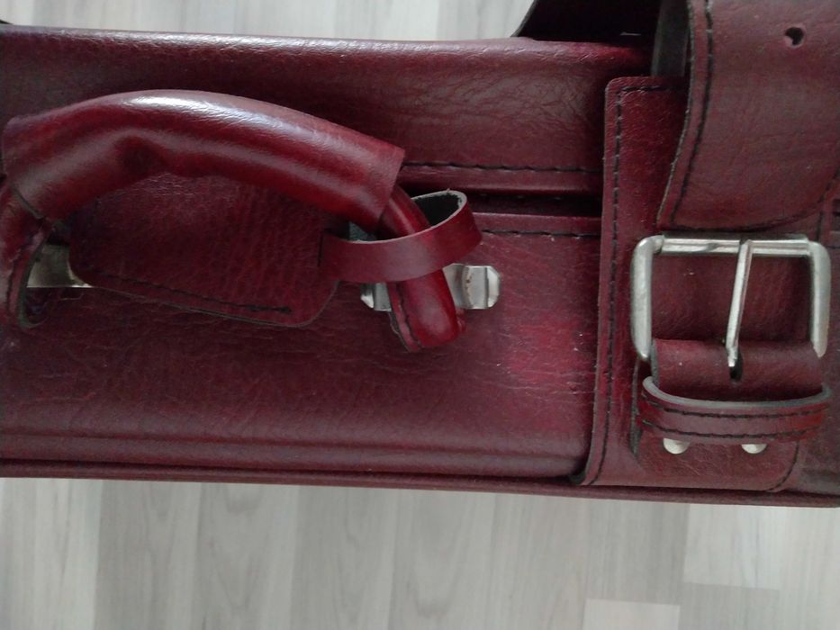 Geamantan visiniu din piele