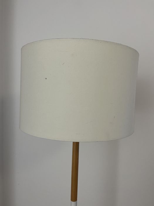 Lampadar alb cu lemn