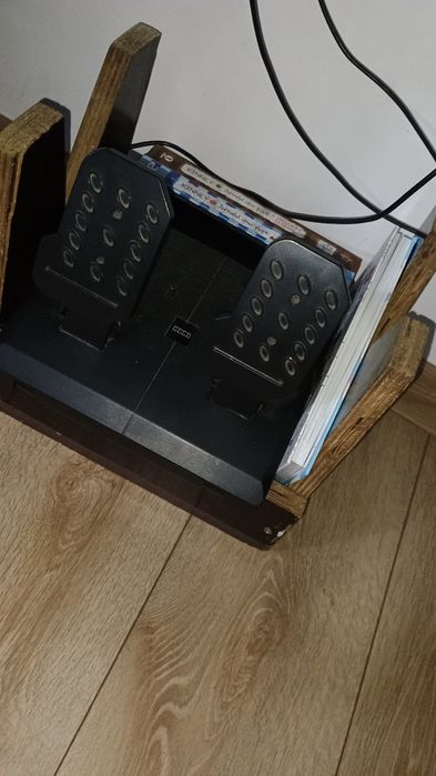 Vând PS4 cu patru jocuri incluse și cu volan de colecție inclus