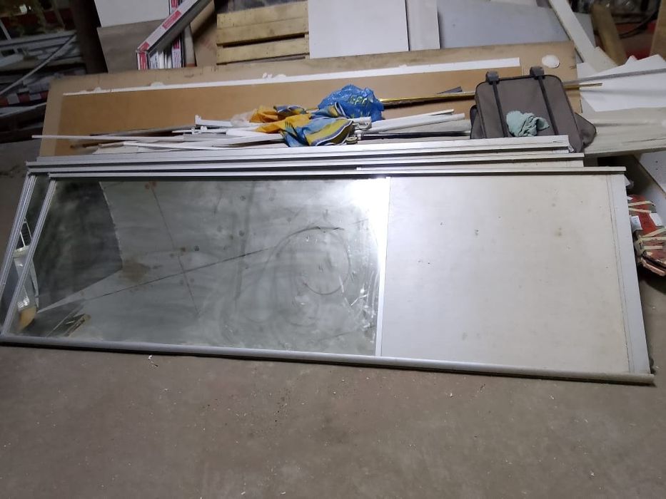 Продам двери с зеркалом от шкафа купе