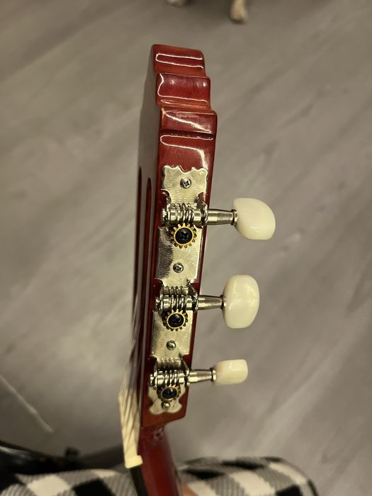 Vand chitara mai multe detali in privat