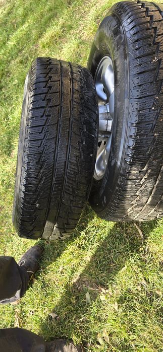 Vând cauciucuri de iarna + genți