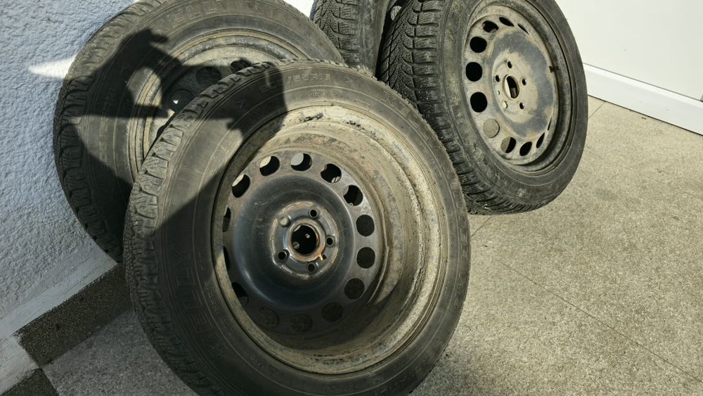 Vând roți VW R16 cu anvelope de iarnă