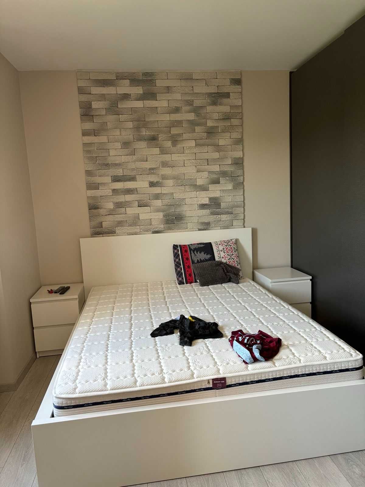 Спалня комплект от Ikea 160-200 Легло MALM с матрак и 2 нощни шкафчета