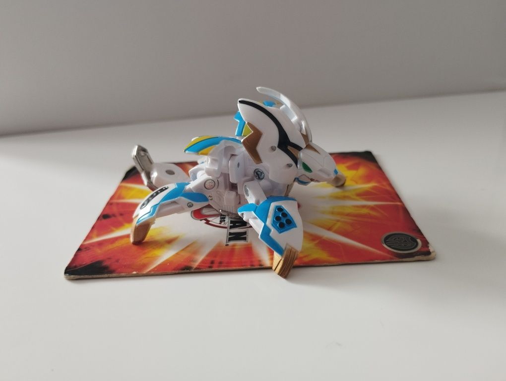 Vând Bakugan bakutech preturi diferite