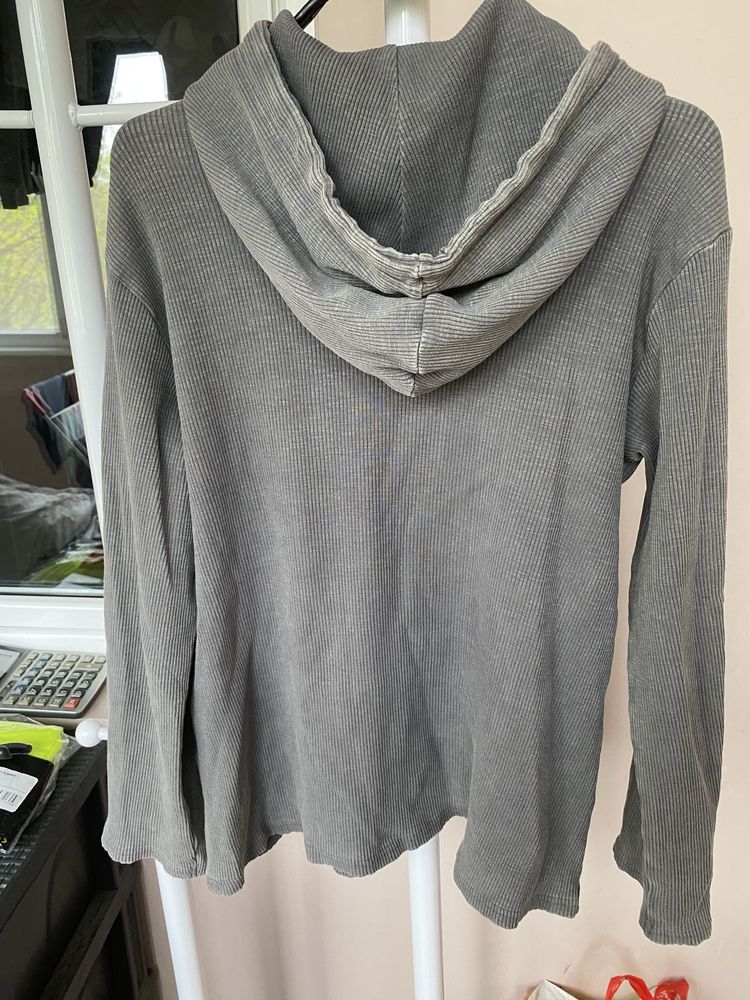Дамски суичър на Zara и тениска Kappahi  плюш