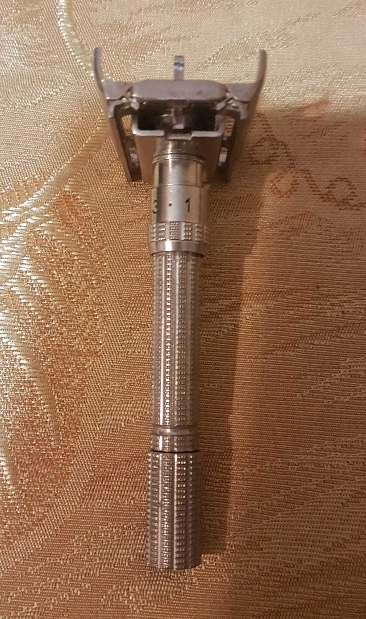 Продавам самобръсначка за класическо бръснене Gillette Slim Adjustable
