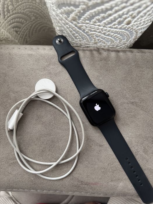 продаю Apple Watch 44мм 2024 новый с зарядкой емкость 100%