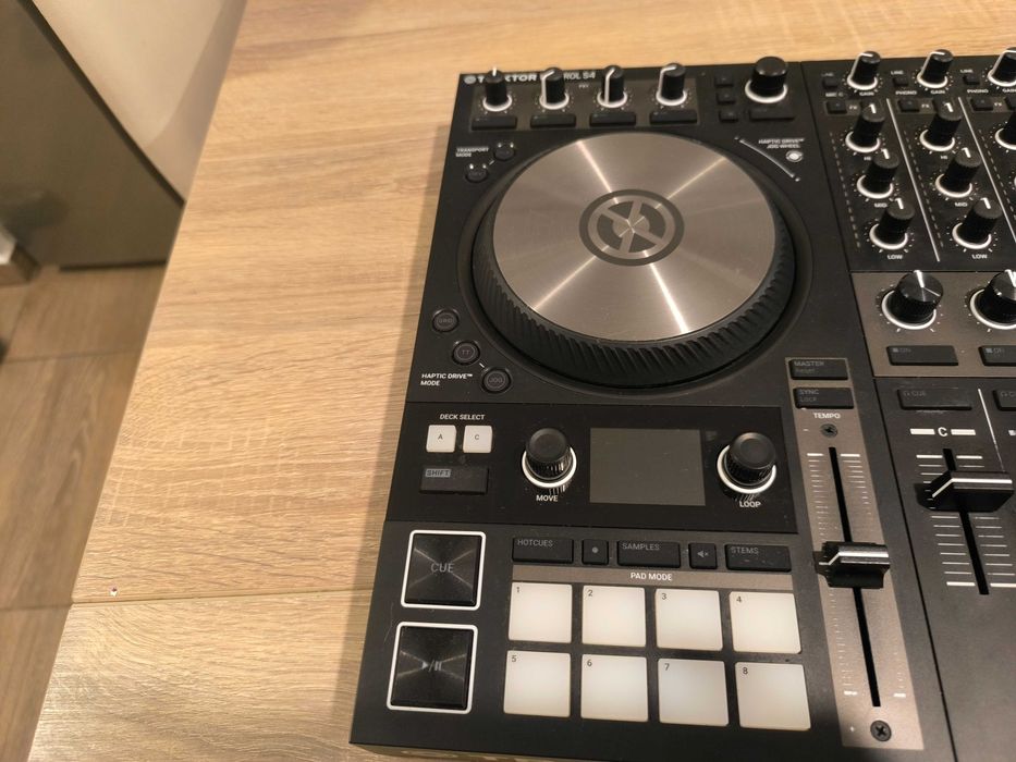 De vânzare consolă Traktor kontrol S4 mk3