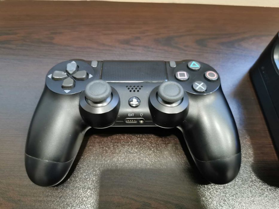 Конзола PlayStation 4 Pro 1TB SSD + 2.бр Контролери и докинг станция.