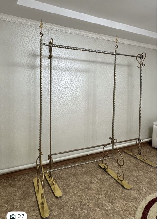 Срочно продам Рейлы напольные вешалки для одежд. отличного качества!
