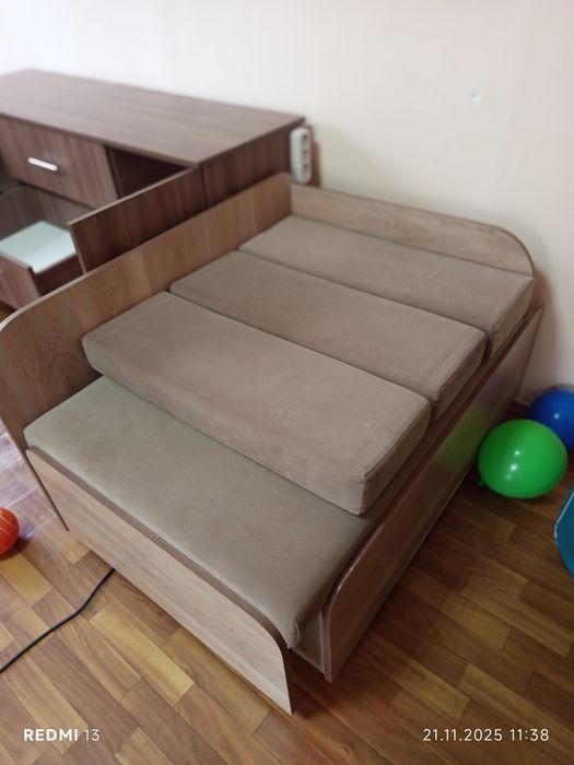 Диванчик-кровать. Раскладной точка С  ящиком для белья.