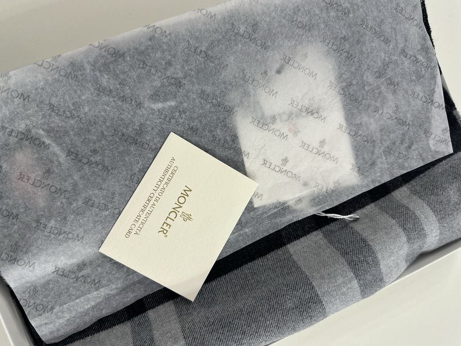 Унисекс шал на MoOncler