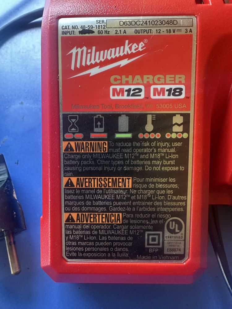 Продавам оригинално зарядно Milwaukee