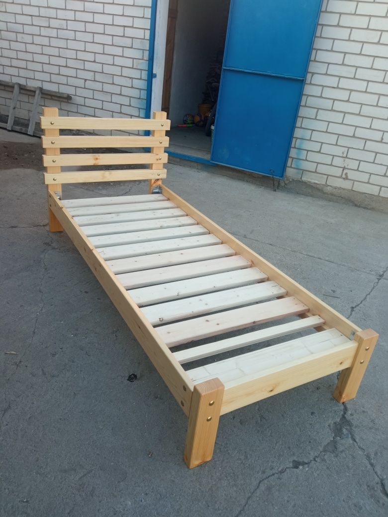 Кровать деревянная сделанно качественно размер 2 метра  на 80 см