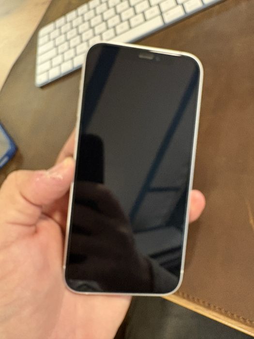 iPhone 12 white 64 GB к-т със зарядно кабел кейс и стъклен протектор