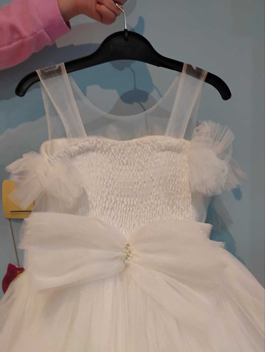 Уникална рокля с обръч за официални поводи