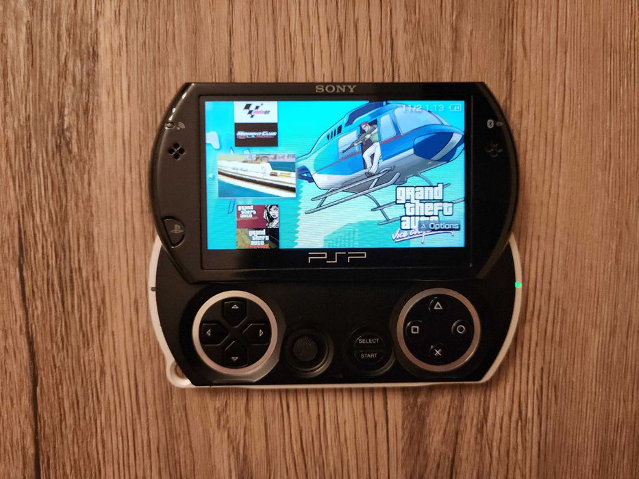 PlayStation Portabil (PSP) Go (N1001) - ca nou, modat, cu card de 8GB