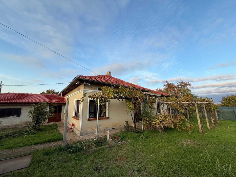 Ремонтирана къща 203кв.м с гараж и 4 спални на 37км от морският бряг