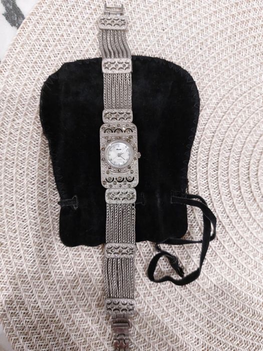 Продавам японски часовник сребърен в отлично състояние.