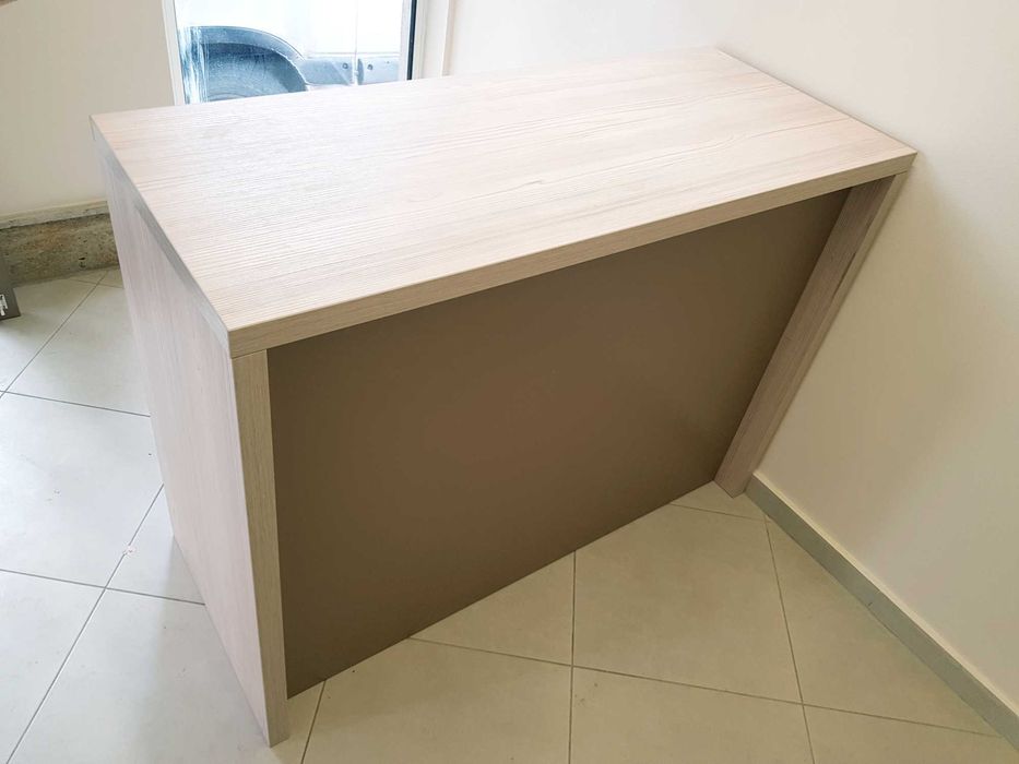 Дървен шкаф с плот