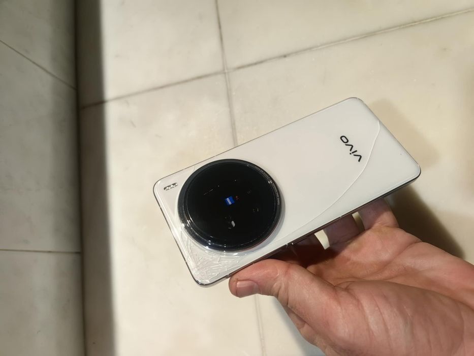 Продавам vivo x200 pro 512gb 16gb ram чукнат